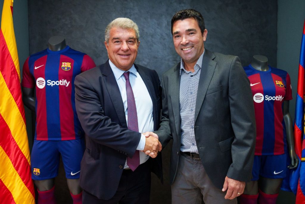 Deco em assinatura de contrato como diretor esportivo do Barcelona