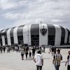 Torcedores do Atlético-MG entrando na Arena MRV para inauguração do estádio, em 15 de abril de 2023