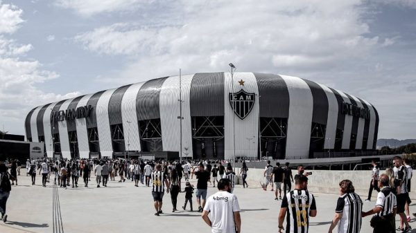 Torcedores do Atlético-MG entrando na Arena MRV para inauguração do estádio, em 15 de abril de 2023