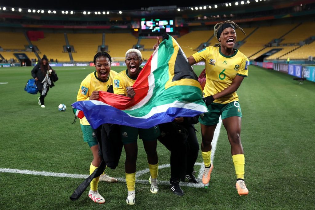 Jogadoras da África do Sul comemoram vitória sobre a Itália na Copa do Mundo Feminina