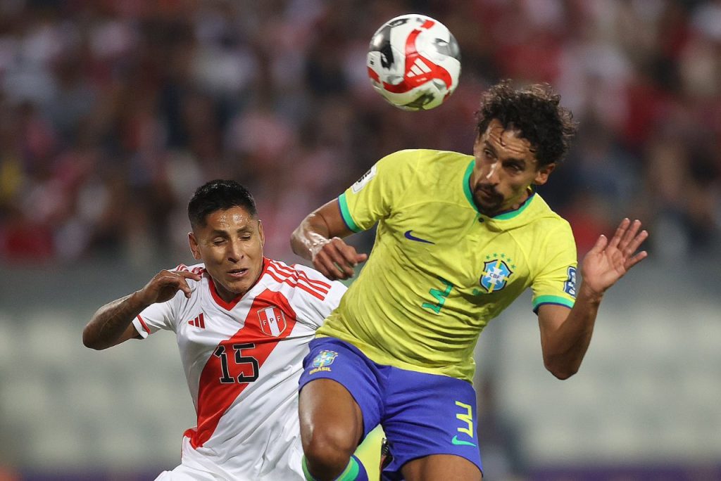 Zagueiro Marquinhos cabeceia para marcar gol da Seleção Brasileira contra o Peru nas Eliminatórias em data Fifa de 2023