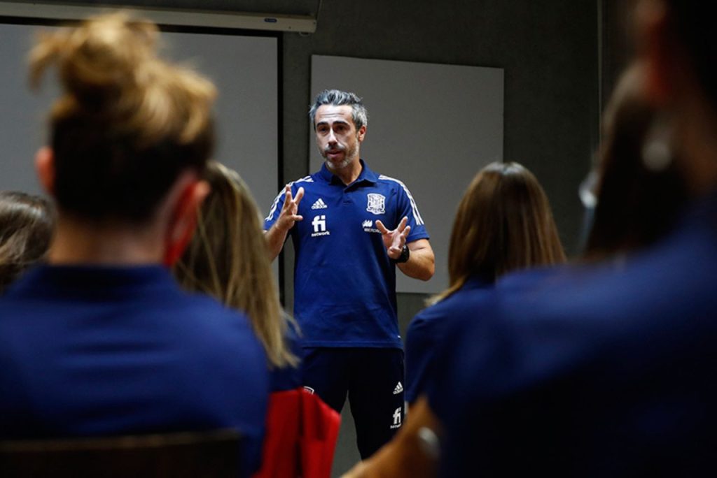 Treinador Jorge Vilda com elenco da Seleção Feminina da Espanha