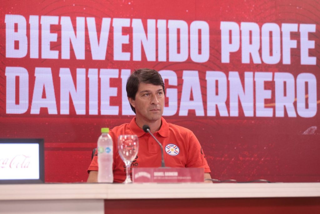 Treinador Daniel Garnero em apresentação na Seleção Paraguaia