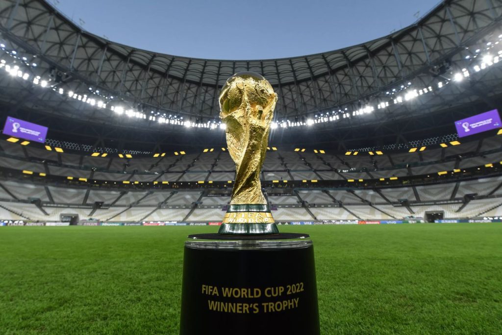 Taça da Copa do Mundo de 2022 em estádio no Catar