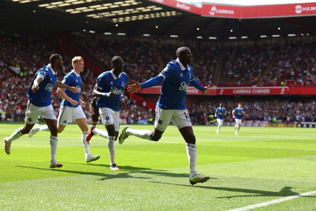 Abdoulaye Doucouré comemora gol pelo Everton contra o Sheffield United
