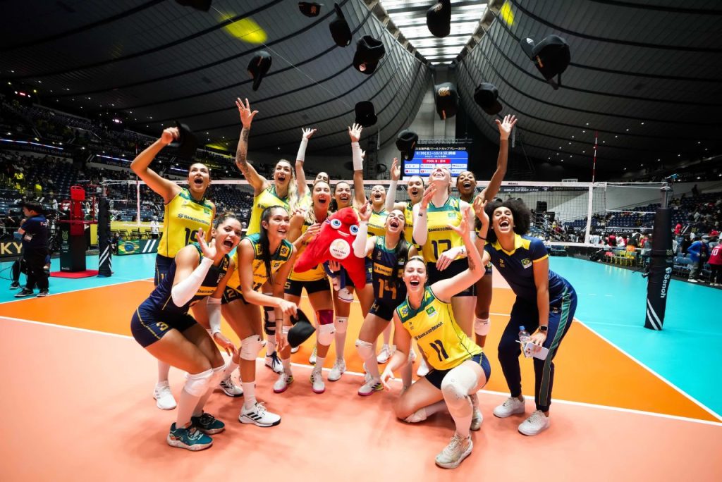 Elenco da Seleção Brasileira Feminina de Võlei comemorando vaga no Pré-Olímpico de Vôlei 2023, no Japão
