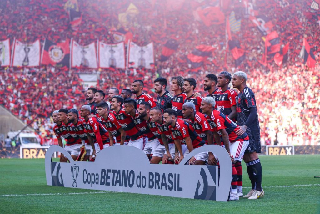 Elenco do Flamengo antes de jogo da Final da Copa do Brasil 2023