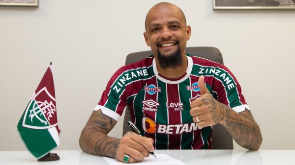 Zagueiro Felipe Melo assina contrato de renovação com o Fluminense
