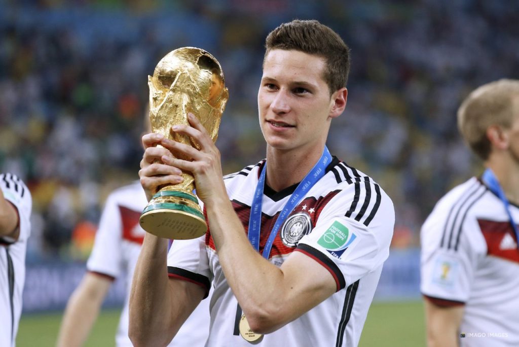 Julian Draxler, da Seleção Alemã, com a taça da Copa do Mundo de 2014