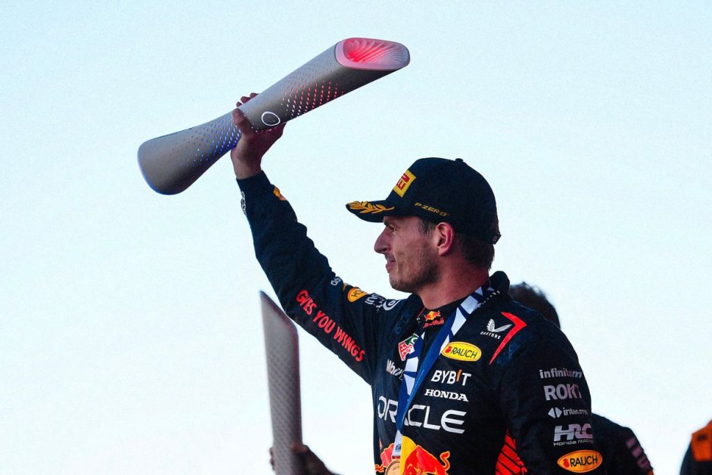 Max Verstappen com taça do GP do Japão 2023 de Fórmula 1