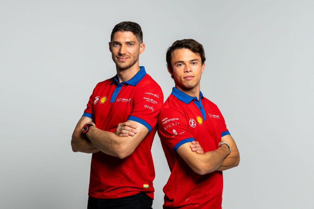 Pilotos Edoardo Mortara e Nyck de Vries posam na Mahindra Racing, na Fórmula E
