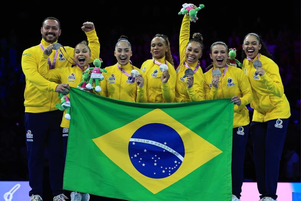 Seleção Brasileira Feminina de Ginástica Artística com medalha de prata no Mundial de 2023