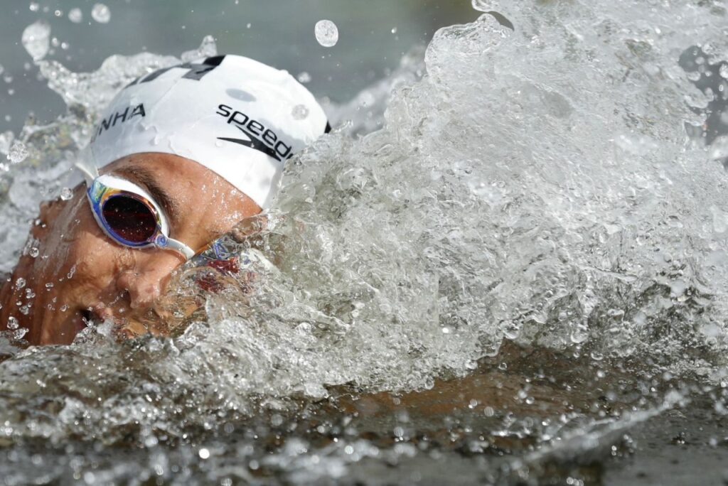 Nadadora Ana Marcela Cunha em prova da maratona aquática