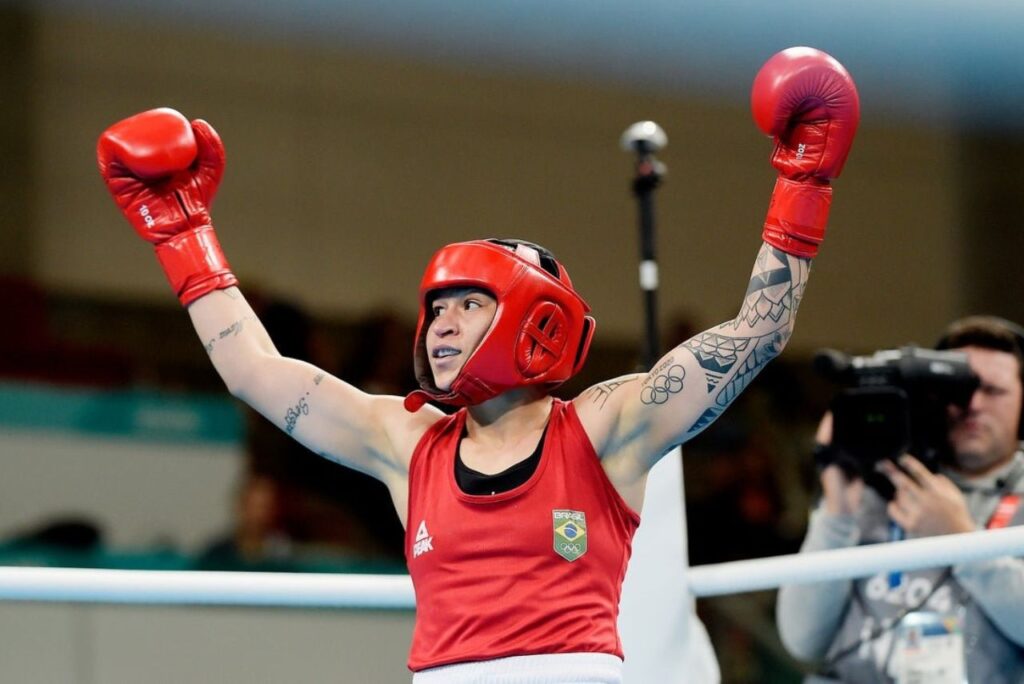 Pugilista Bia Ferreira em ringue de boxe no Pan-Americano Santiago 2023