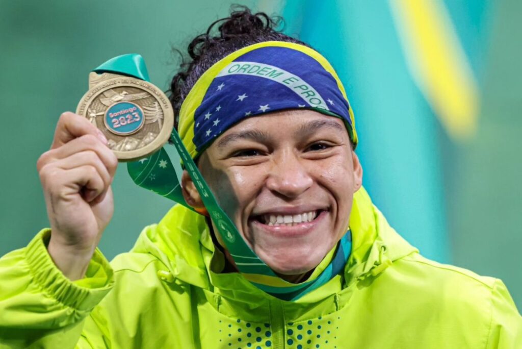Boxeadora Bia Ferreira com medalha de ouro no Pan-Americano Santiago 2023