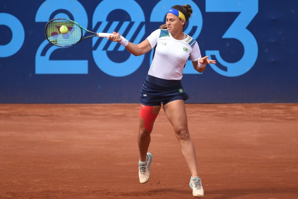 Carol Meligeni em jogo de tênis no Pan-Americano Santiago 2023
