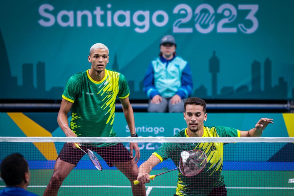 Davi Silva e Fabrício Farias em jogo do badminton no Pan-Americano Santiago 2023