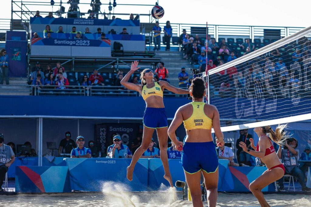 Duda Lisboa e Ana Patrícia em jogo contra os EUA no vôlei de praia dos Jogos Pan-Americanos Santiago 2023