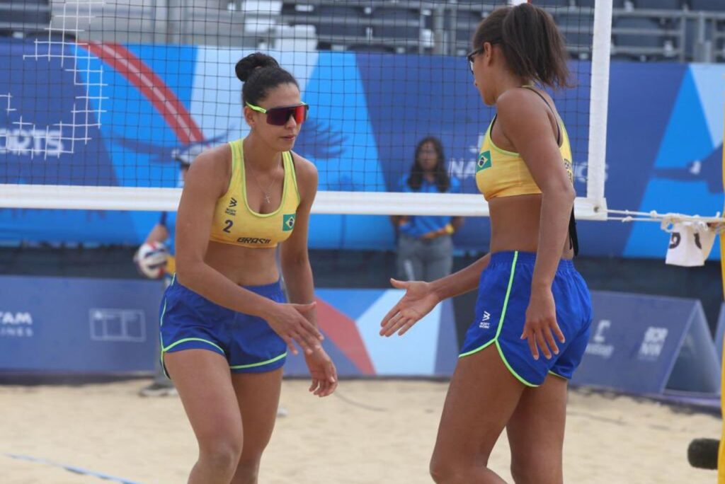 Duda/Ana Patrícia em jogo contra o Peru no vôlei de Praia do Pan-Americano Santiago 2023