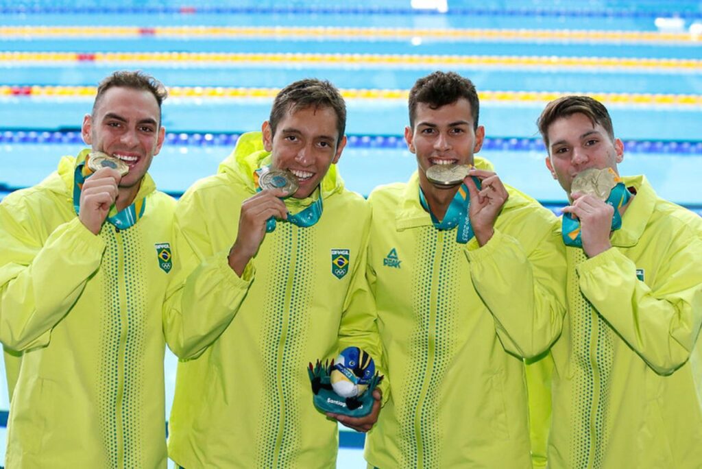 Fernando Scheffer, Breno Correia, Guilherme Costa e Bruno Sartori com medalhas de ouro no Pan-Americano Santiago 2023