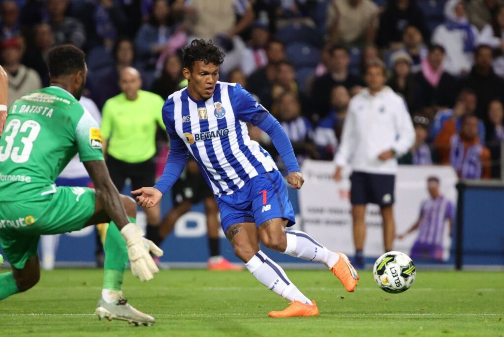 Atacante Gabriel Veron em jogo do Porto