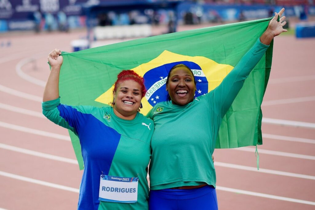 Izabela Rodrigues e Andressa Morais, do atletismo, com bandeira do Brasil no Pan-Americano Santiago 2023