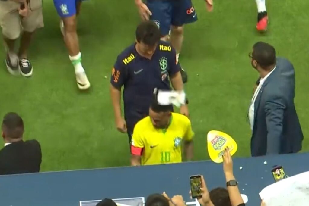 Atacante Neymar atingido por saco de pipoca após jogo entre Brasil e Venezuela na Arena Pantanal