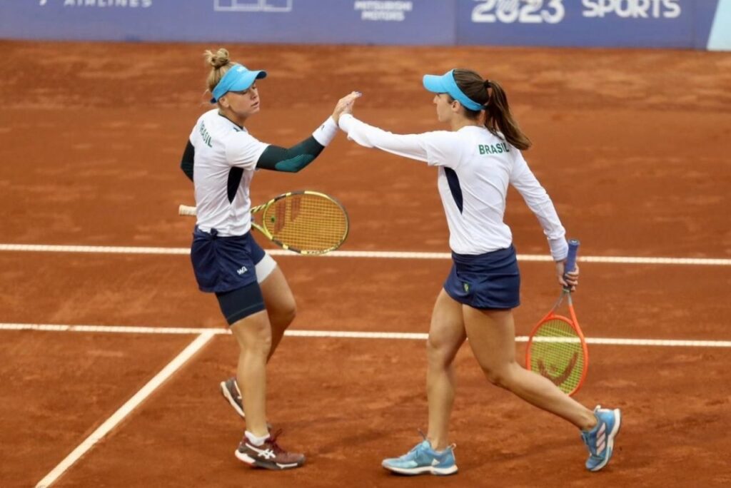 Tenistas Laura Pigossi e Luísa Stefani em jogo do Pan-Americano Santiago 2023