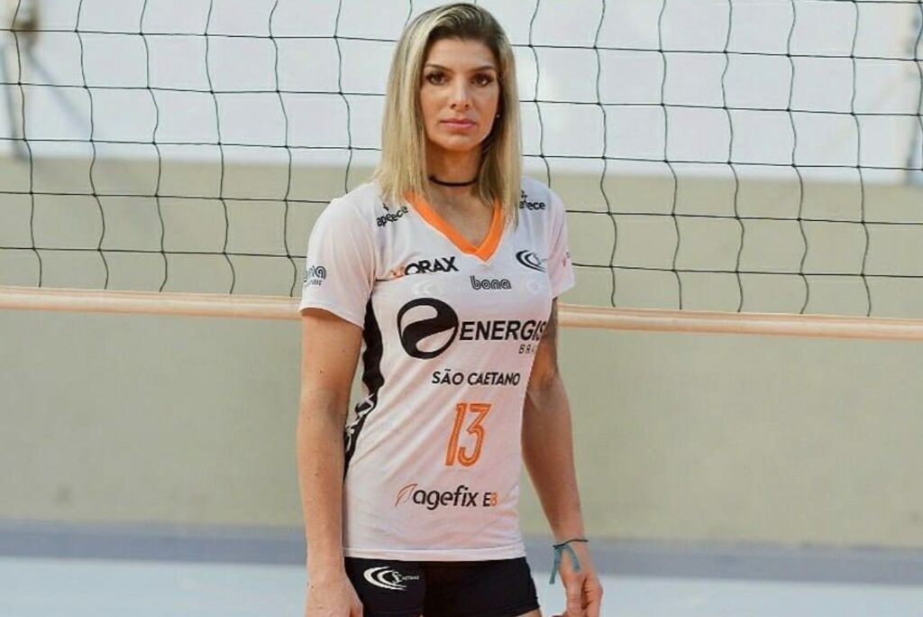 Ponteira Mari Blum posa com camisa do São Caetano em quadra de vôlei