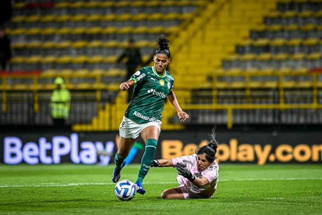 Lance do jogo entre Palmeiras e Olimpia nas quartas de Final da Libertadores Feminina