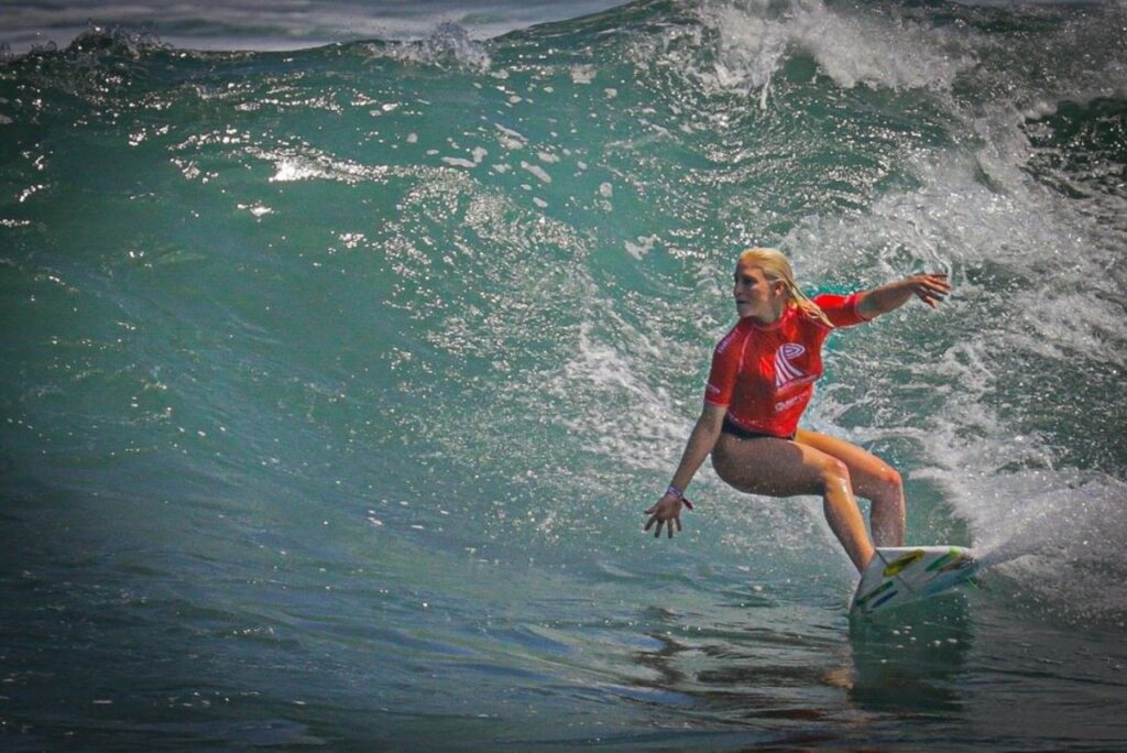 Surfista Tatiana Weston Webb em onda no Pan-Americano Santiago 2023