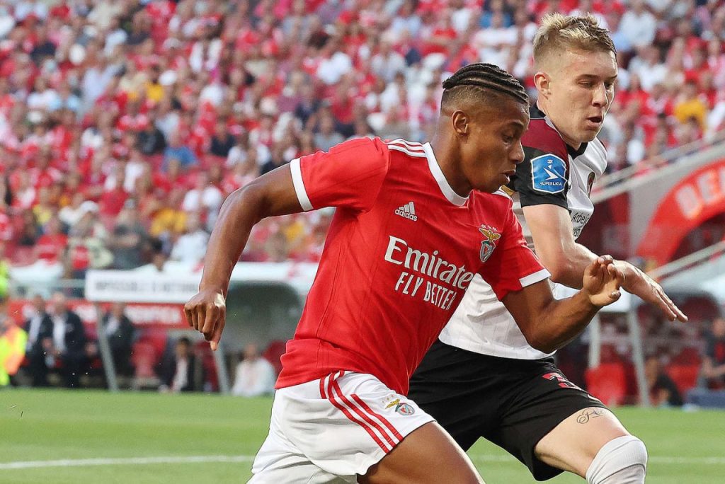 Atacante David Neres e volante Charles em jogo Benfica x Midtjylland na Champions League 2022