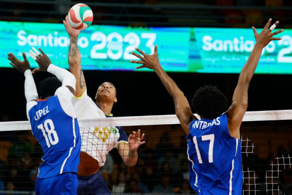 Darlan Souza ataca em jogo Brasil x Cuba no vôlei masculino dos Jogos Pan-Americanos Santiago 2023