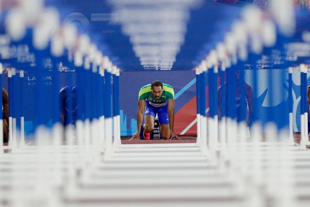 Eduardo Rodrigues em prova dos 110m com barreiras no atletismo do Pan-Americano de Santiago 2023