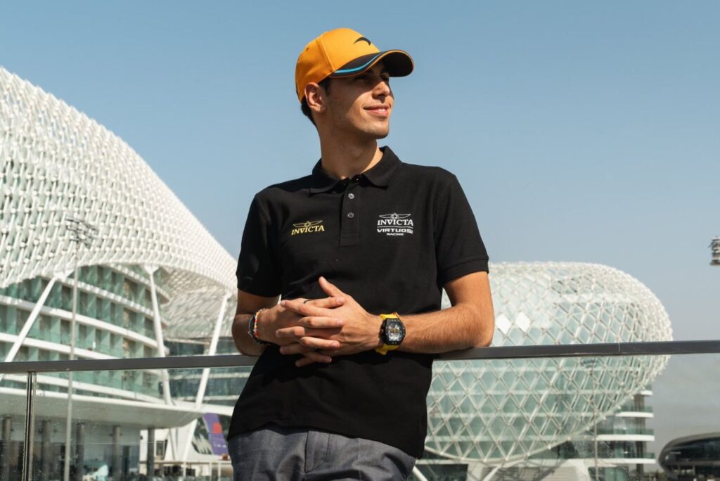 Piloto Gabriel Bortoleto posa com boné da McLaren e camisa da Virtuosi no GP de Abu Dhabi 2023