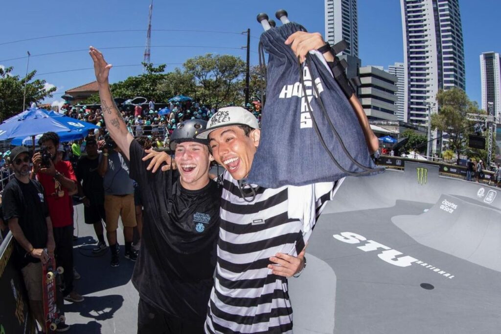 Kalani Konig e Augusto Akio em prova do skate park no STU Recife