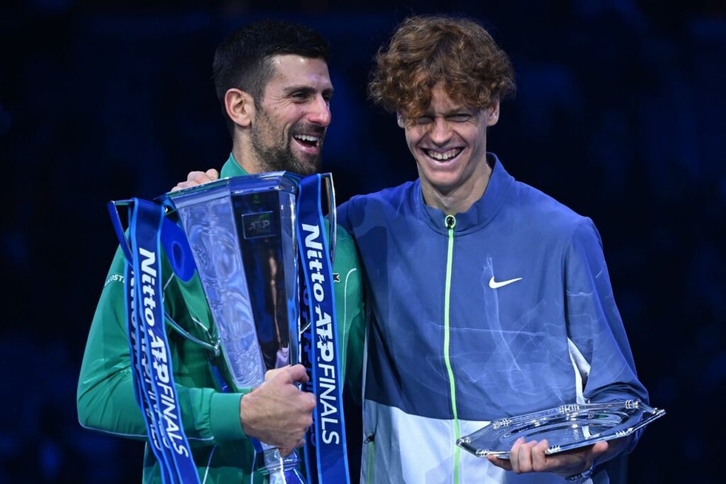 Novak Djokovic e Jannik Sinner com troféus do ATP Finals 2023