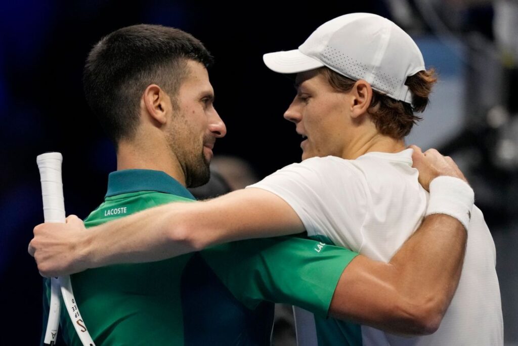 Novak Djokovic e Jannik Sinner em jogo do ATP Finals