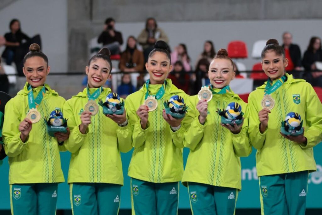 Seleção Brasileira de Ginástica Rítmica com medalha de ouro no Pan-Americano Santiago 2023