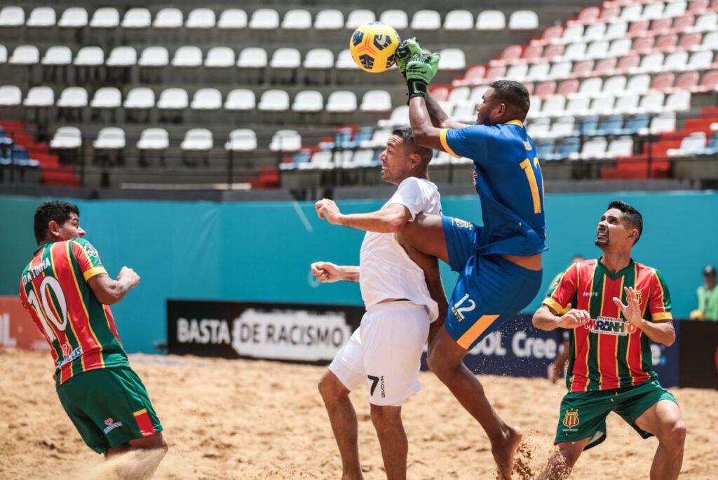 Goleiro Bobô realiza defesa em jogo entre Sampaio Corrêa e Acassuso na Libertadores de Beach Soccer