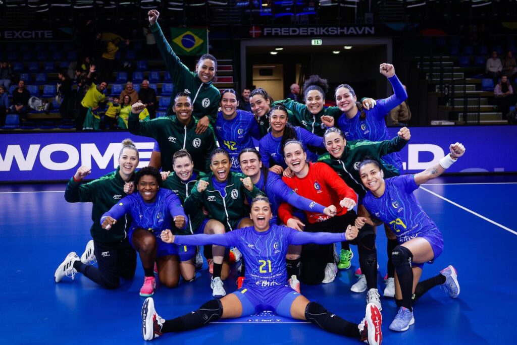 Jogadoras do Brasil comemoram após vitória sobre o Cazaquistão no Mundial de Handebol 2023