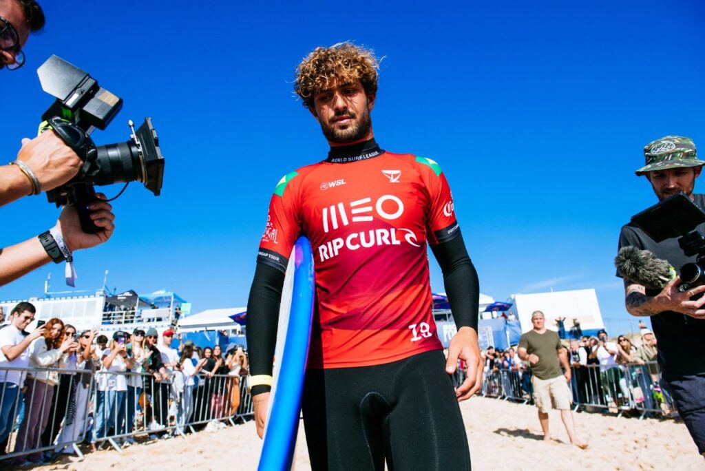 Surfista João Chianca, o Chumbinho, caminhando para o mar na WSL