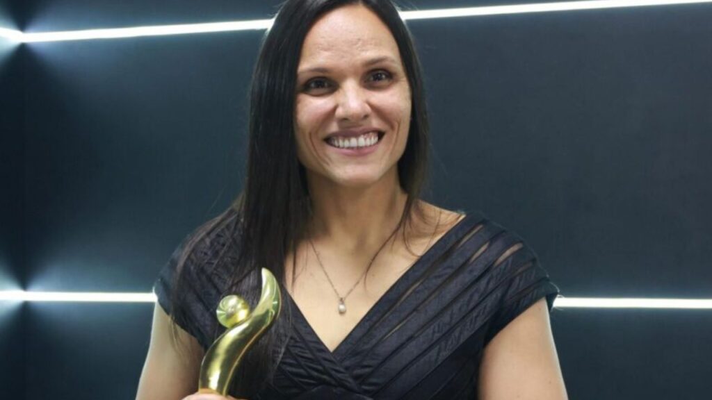 Carol Santiago posa com troféu de melhor nadadora no Prêmio Paralímpicos 2023