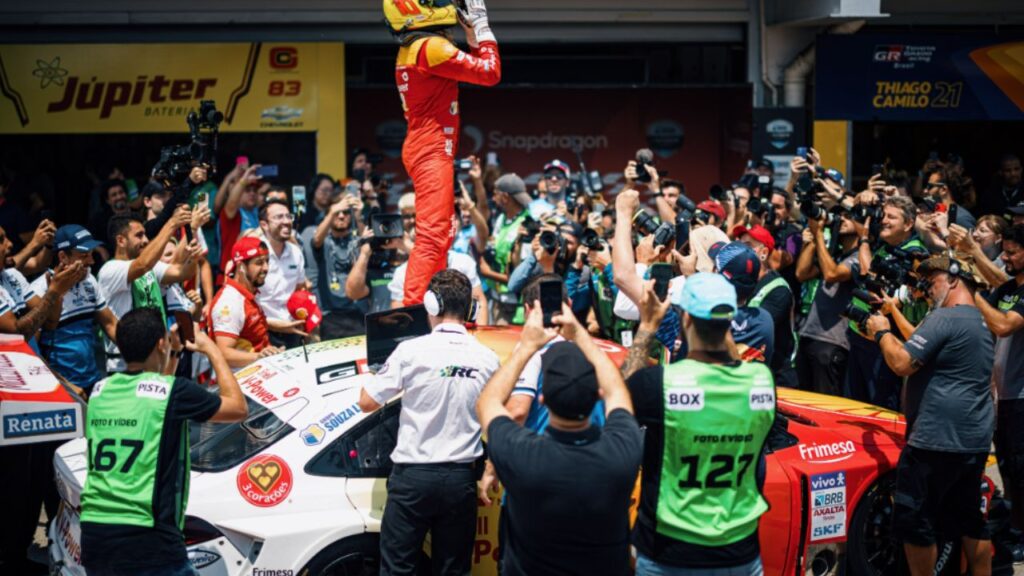Ricardo Zonta comemora pole position na Stock Car 2023 em Interlagos