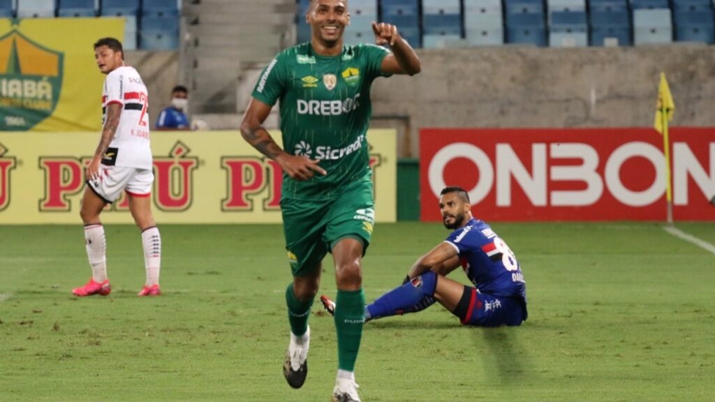 Juventude se aproxima de Élton: Atacante Élton comemora gol pelo Cuiabá no Brasileirão 2021