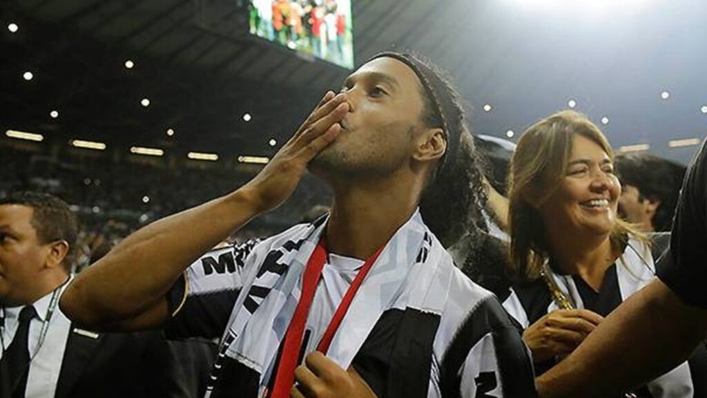 Dívida do Atlético-MG com Ronaldinho cresce e Galo tenta renegociar