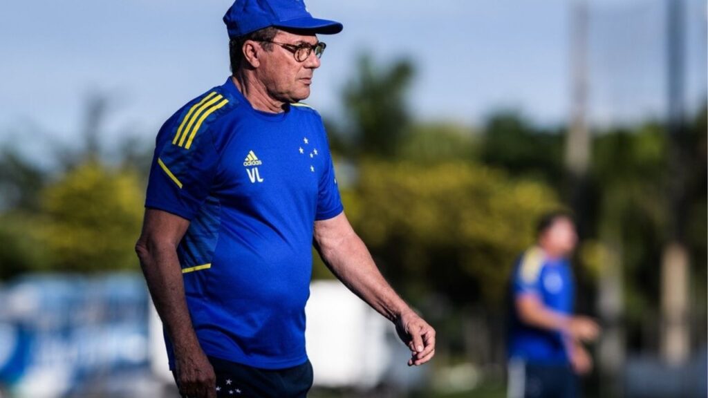 Vanderlei Luxemburgo em treino no Cruzeiro, em 2021, com camisa e bonés azuis, oficiais de treino da Raposa