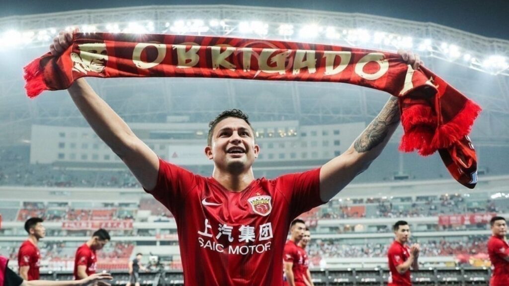 Atacante Elkeson com faixa de agradecimento no estádio do Shanghai Port