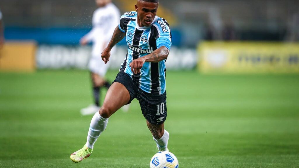 Grêmio vai contratar Douglas Costa? Saiba sobre possível volta do atacante ao Tricolor