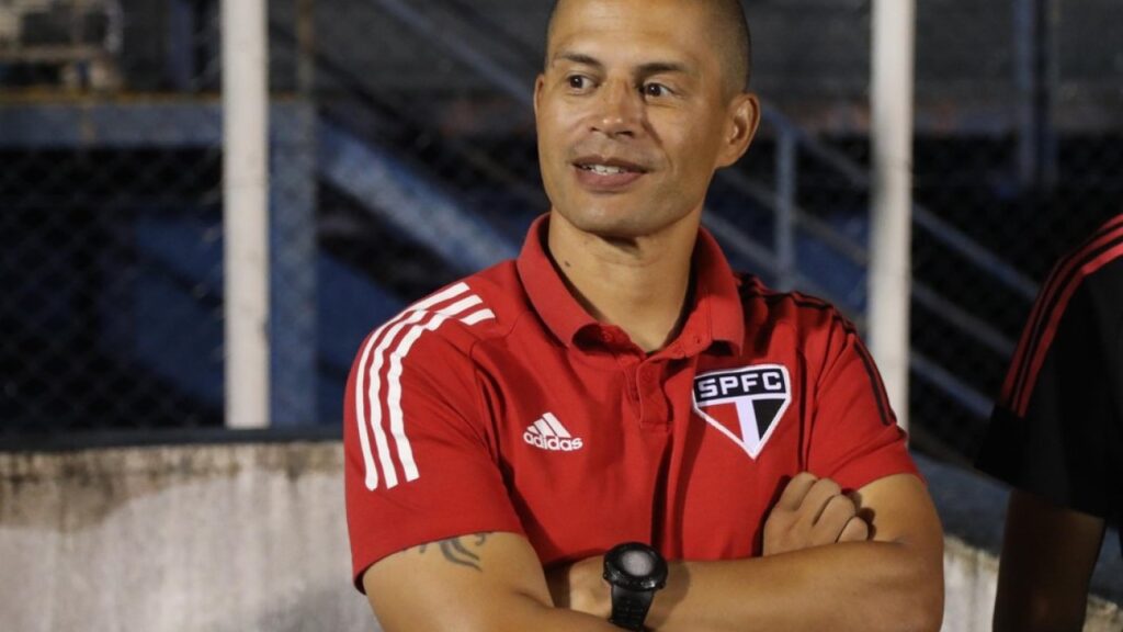 Avaí demite Alex: De braços cruzados, Alex, técnico do Sub-20 do São Paulo